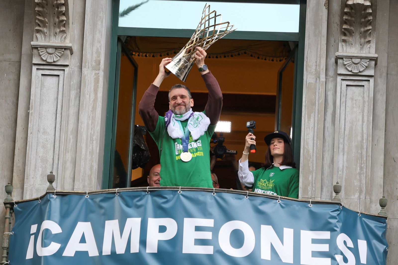 El Unicaja celebra en las calles de Málaga el título de la BCL