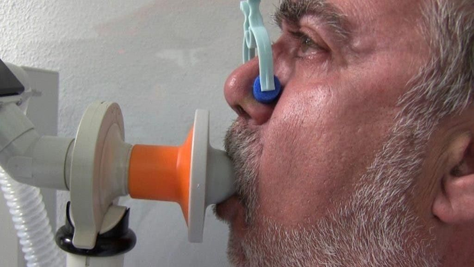 Un hombre se somete a una espirometría para medir su ventilación pulmonar.