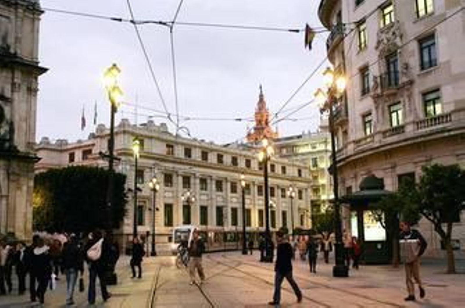 Las farolas fernandinas que sustentan las catenarias de la Avenida de la Constitución.