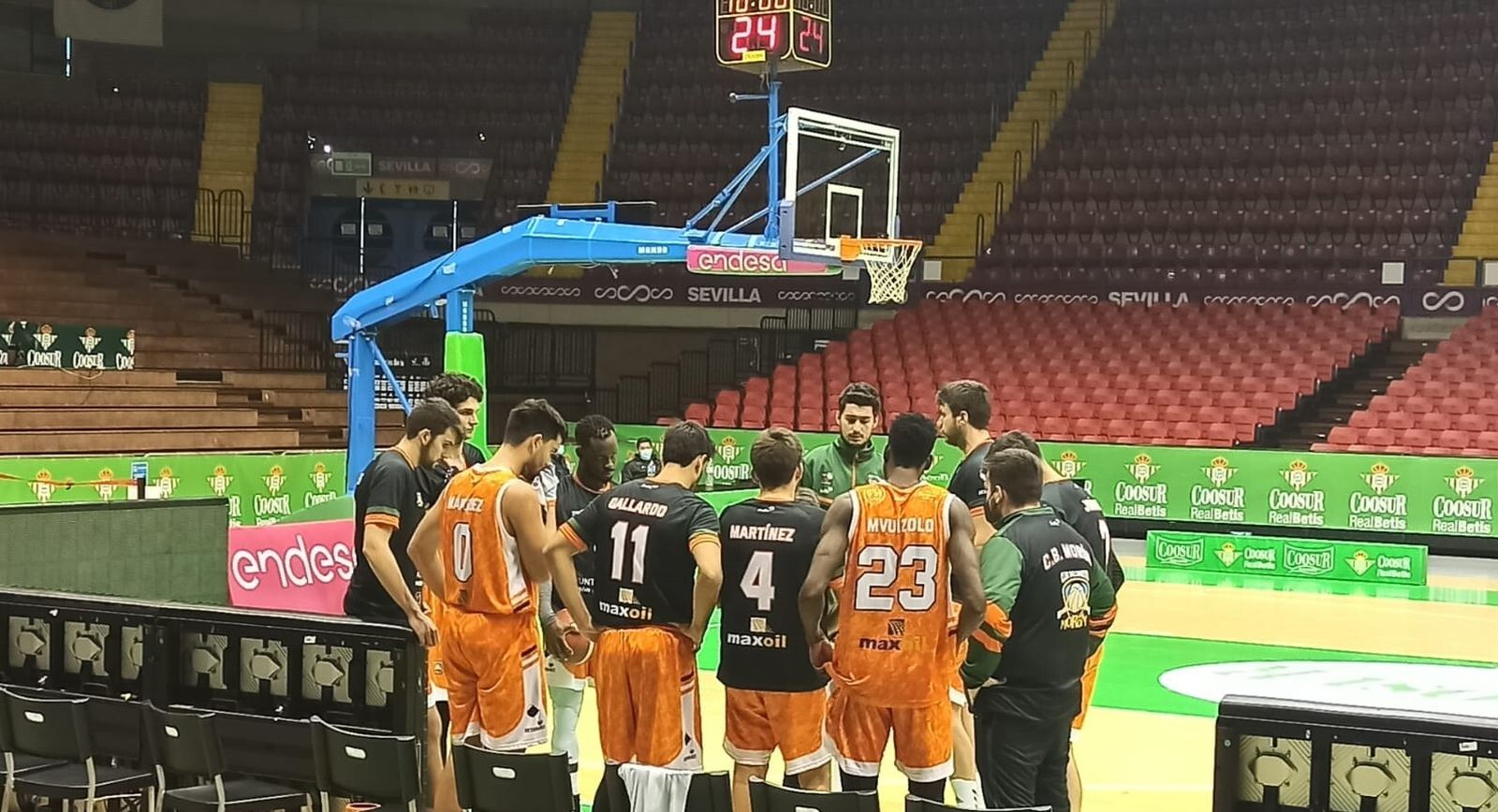 Los jugadores del CB Morón atienden a Eloy Ramírez en un tiempo muerto.