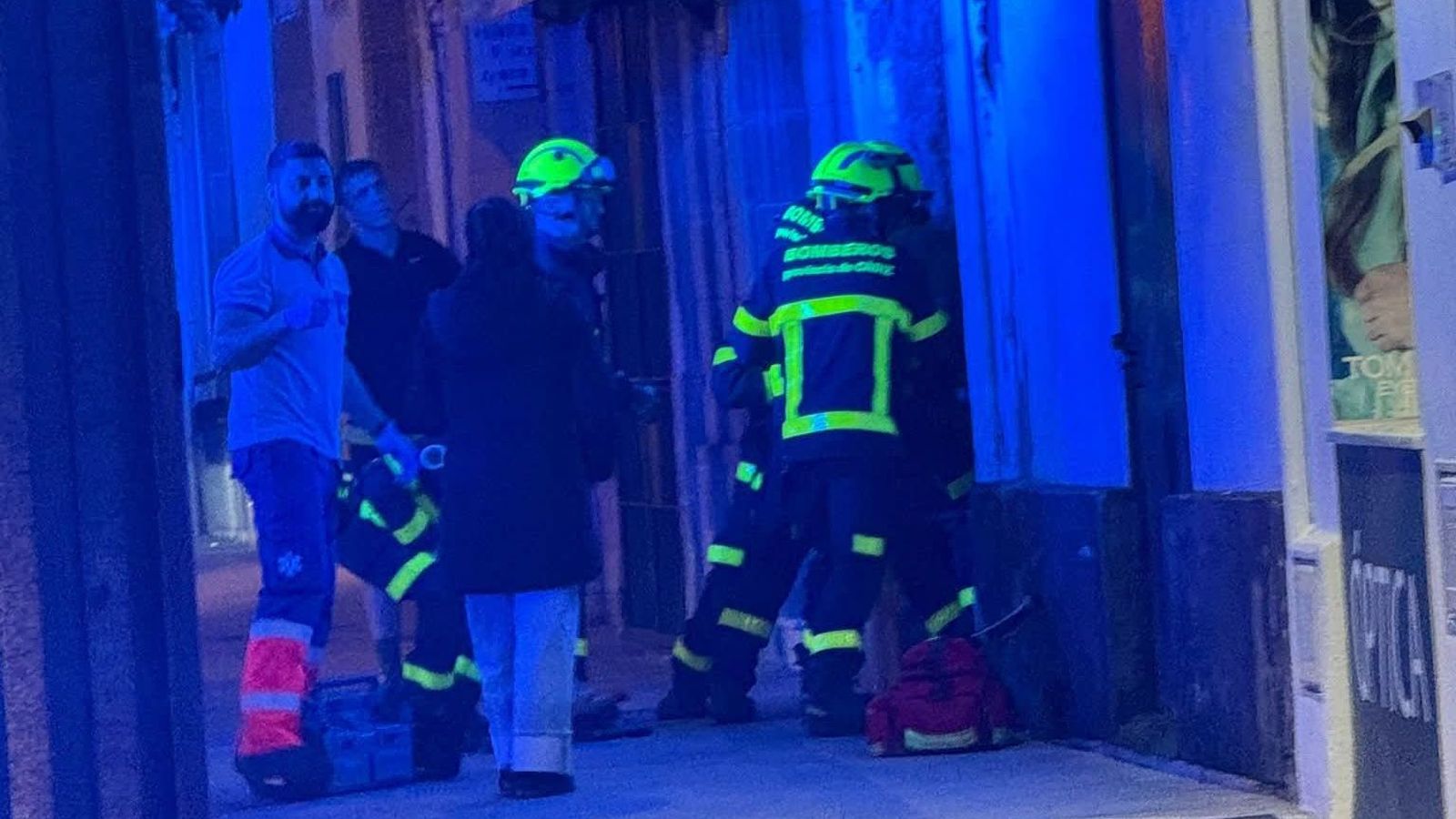 Bomberos y servicios sanitarios, durante la actuación en la calle Larga.