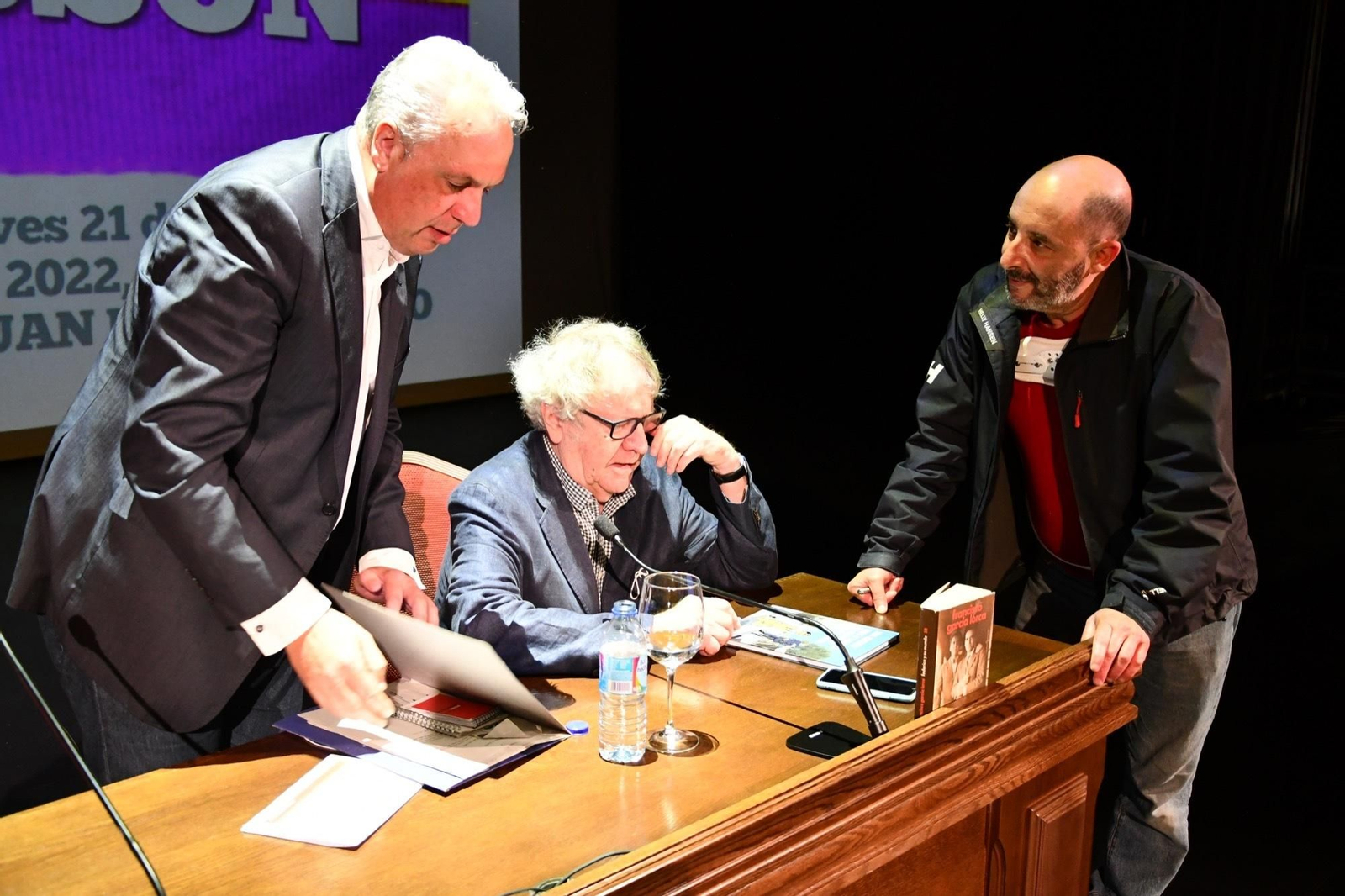 Juan Carlos Ruiz Boix junto a Ian Gibson, anoche.