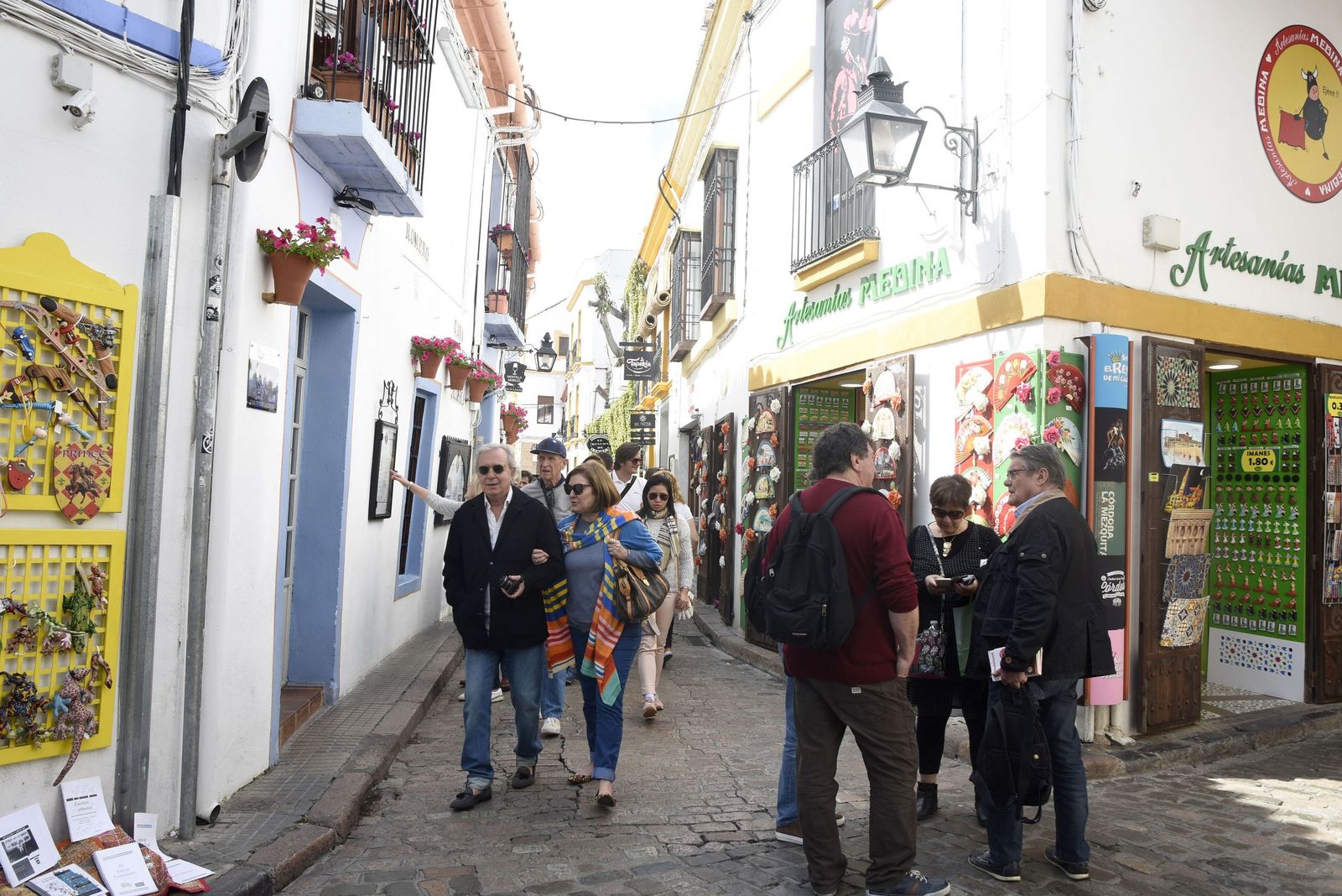 Turistas en el entorno de la Judería de Córdoba.