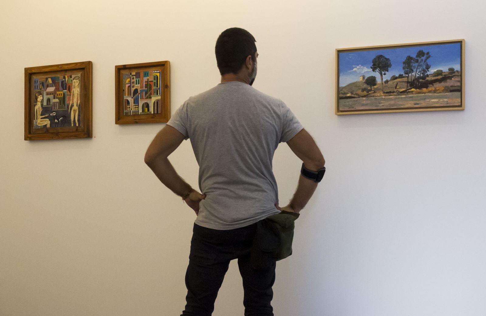 A la izquierda, dos trabajos de Horacio Hermoso. A la derecha, un paisaje de Xabier Agirre.