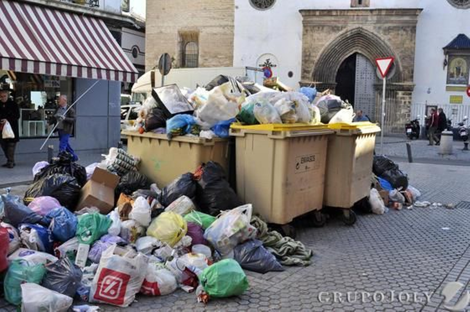 Basura acumulada en las calles en el quinto día de huelga de Lipasam.

Foto: Manuel Gomez
