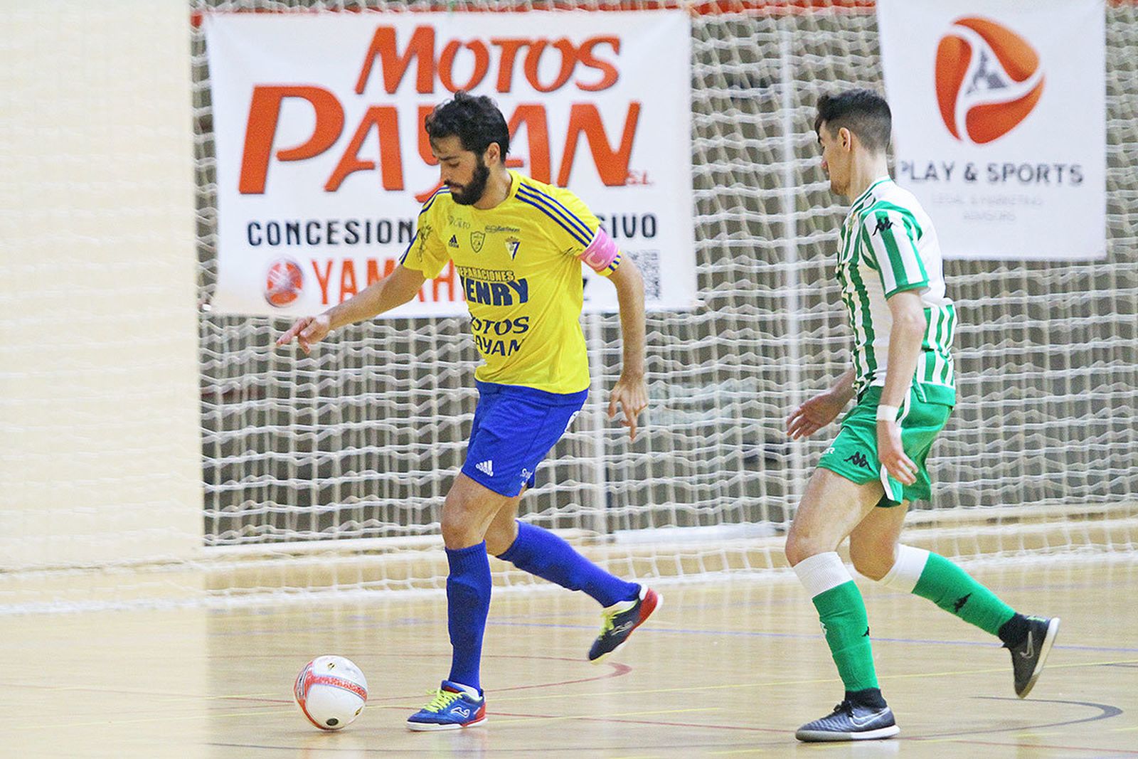 El capitán amarillo intenta escaparse de la vigilancia de un bético.