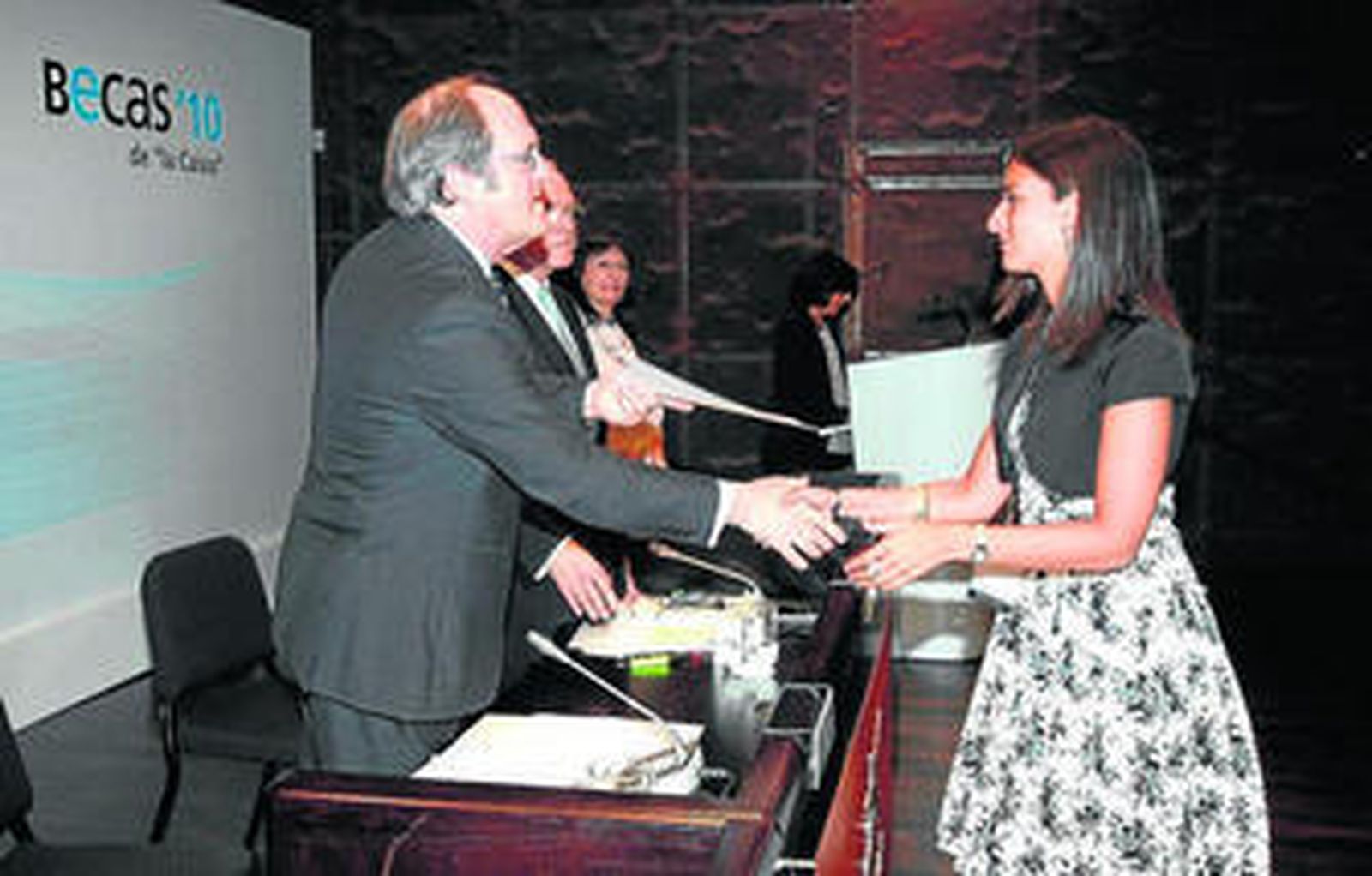 Marina Murillo recoge la beca de La Caixa de manos del ministro de Educación, la semana pasada.