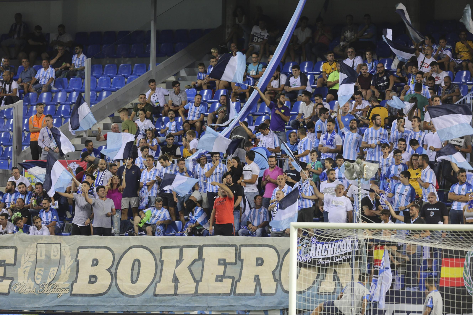 Imagen de la Grada de Animación durante el choque de ayer.