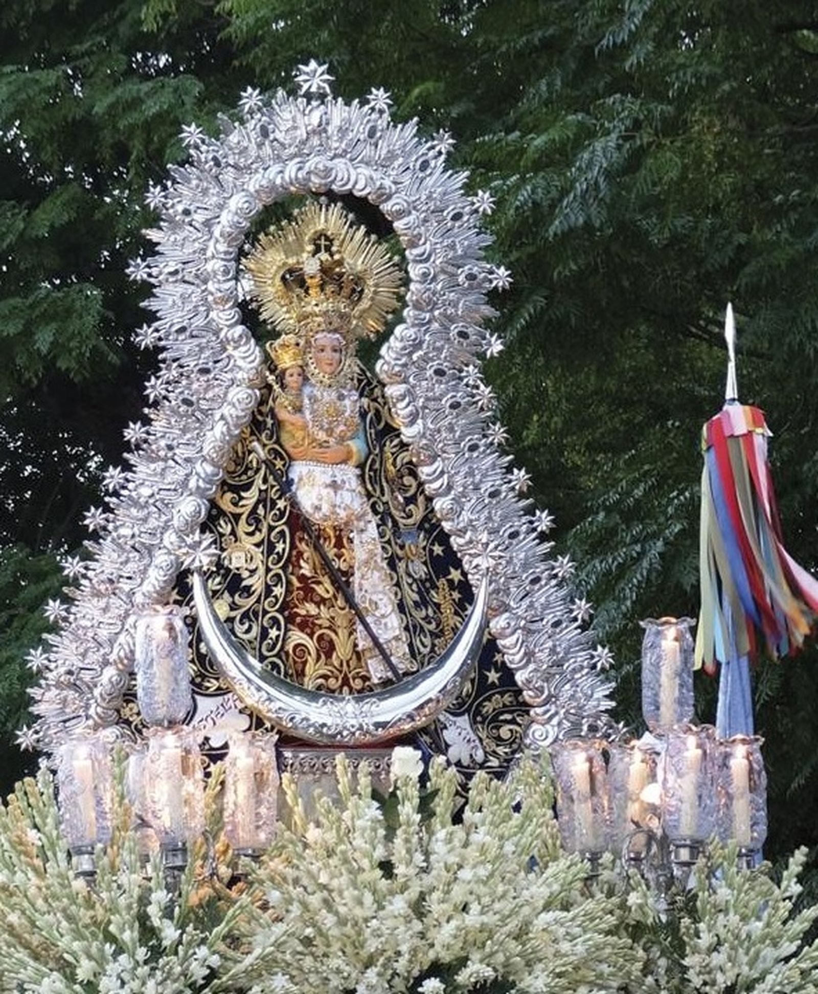 Imagen de la Virgen de la Estrella de Villa del Río procesionando por la localidad.