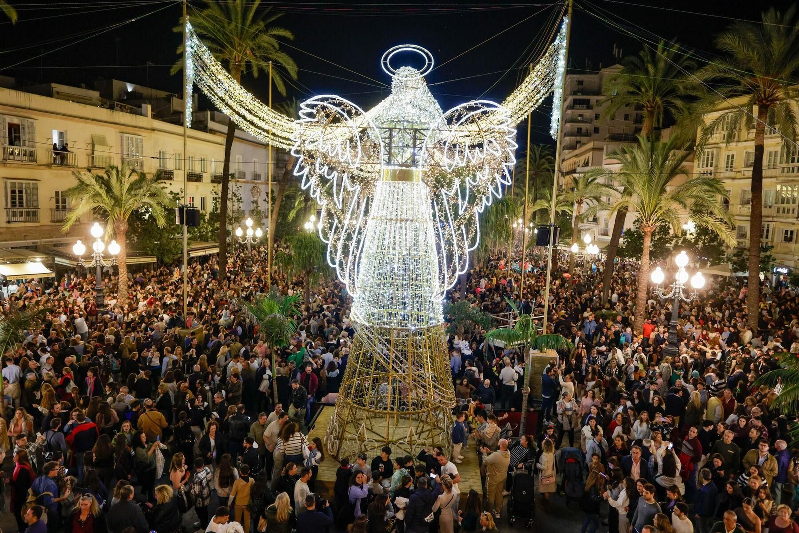 La plaza de San Juan de Dios  de Cádiz con las luces de Navidad en la Navidad del año 2024