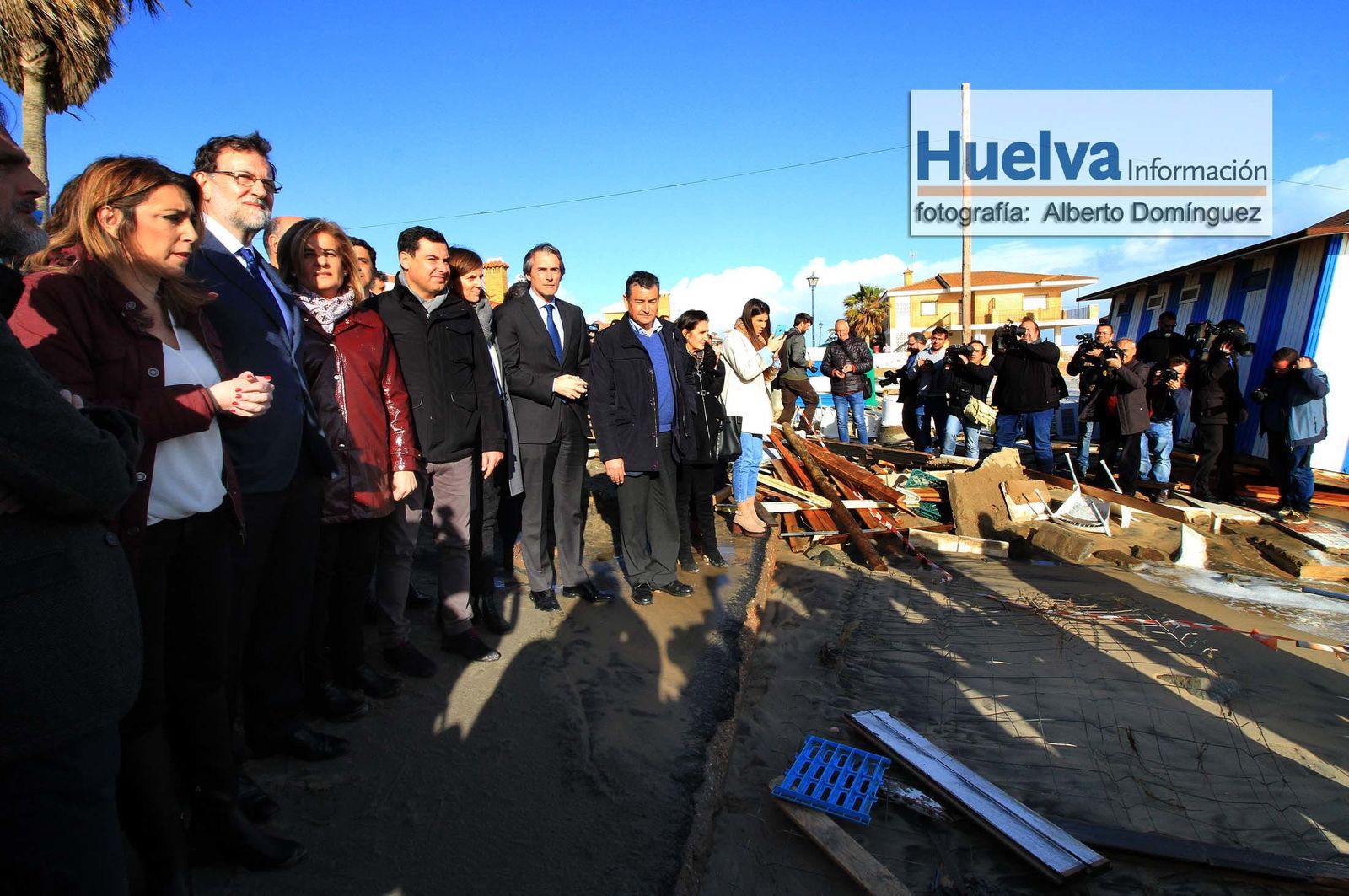 Imágenes de la visita de Rajoy y Susana Díaz a la playa de La Antilla