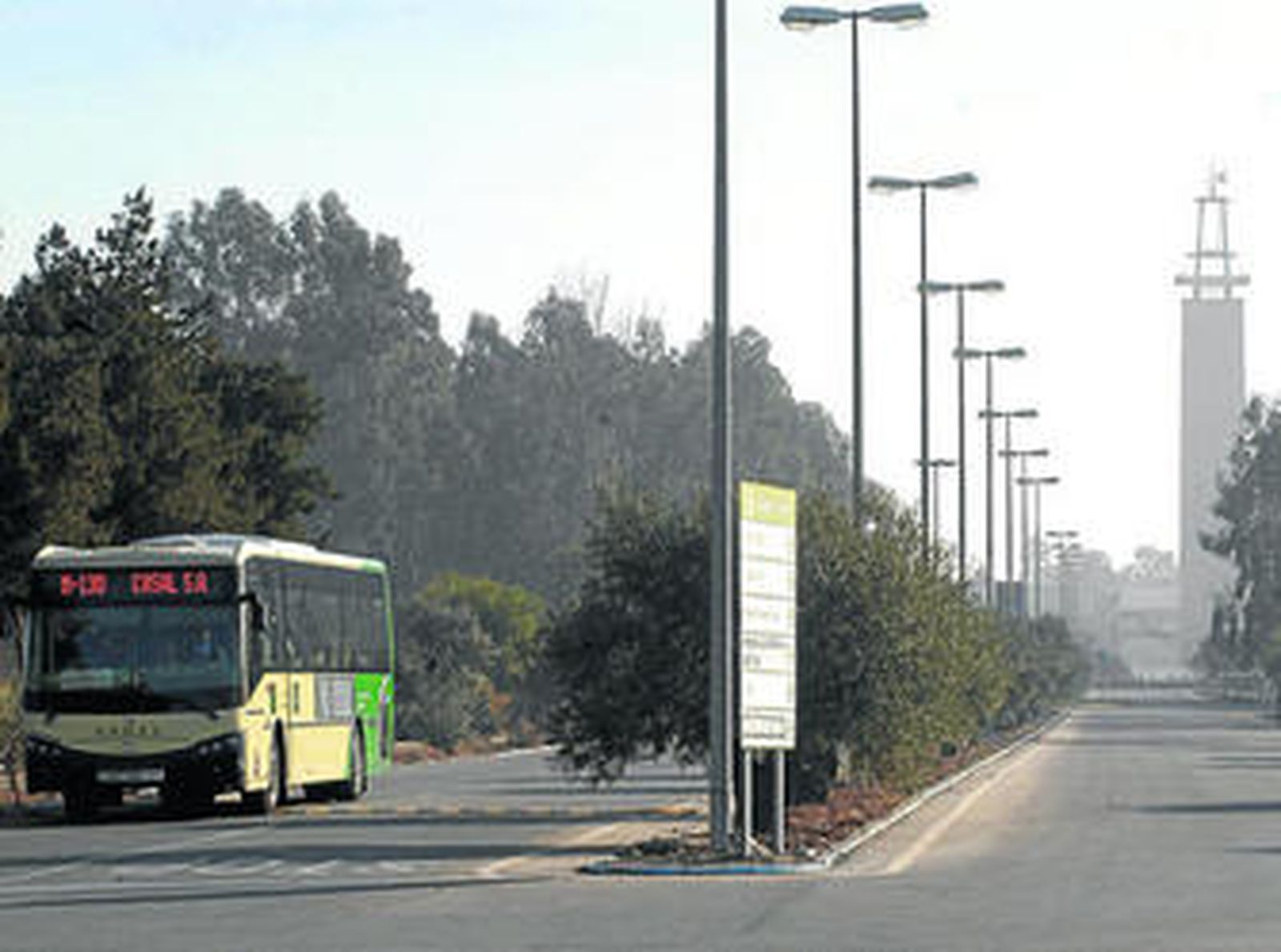 Uno de los accesos a la Universidad Pablo de Olavide, con la mayoría de instalaciones en término nazareno.