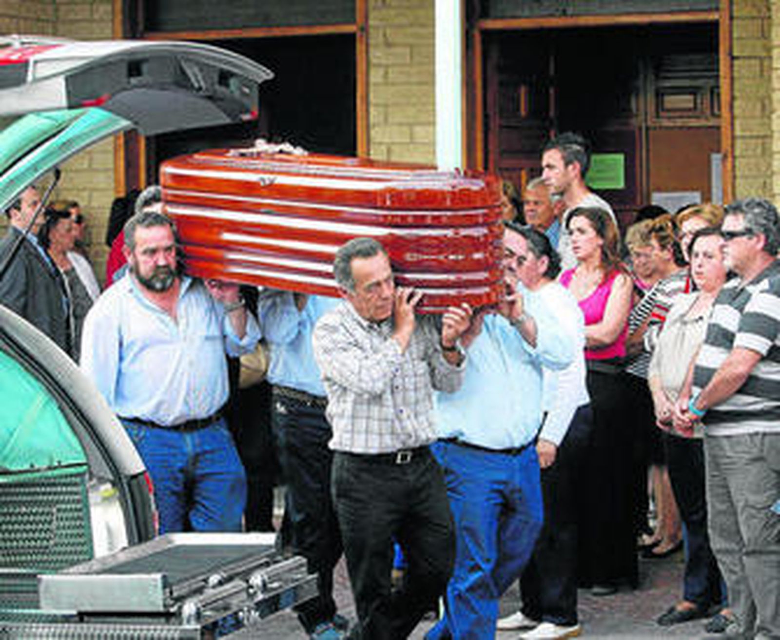 Familiares de la víctima portan el ataúd con los restos de María Rey.