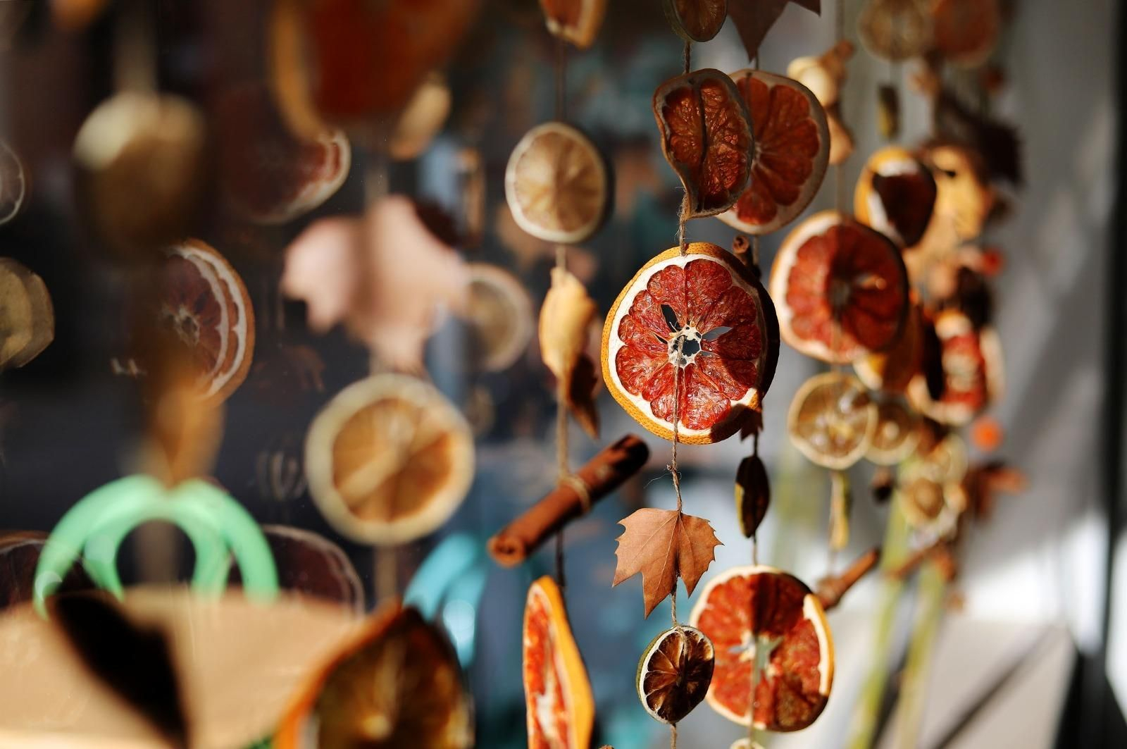 Está decorado con frutas secas, hojas y canela