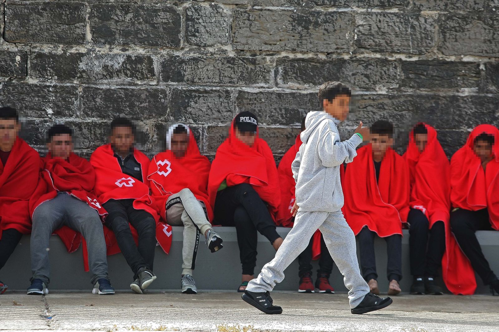 Algunos menores magrebíes tras ser rescatados de una patera.