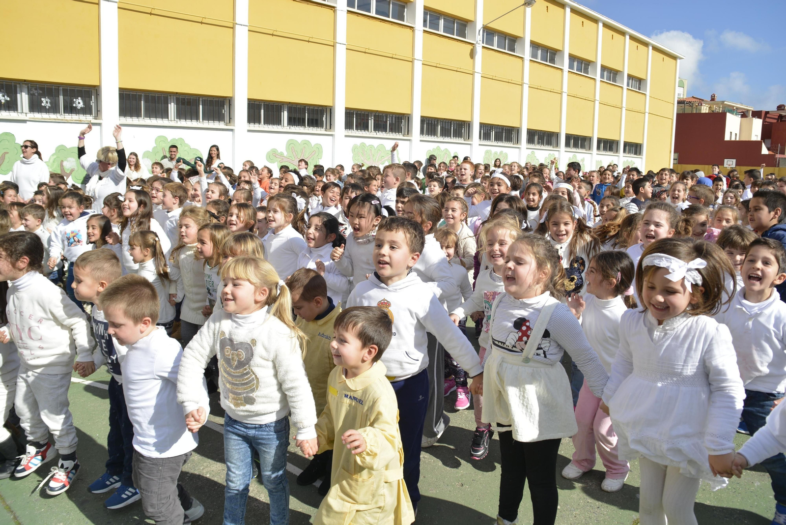 Alumnos del colegio Pedro Simón Abril realizan actividades en el patio del colegio.