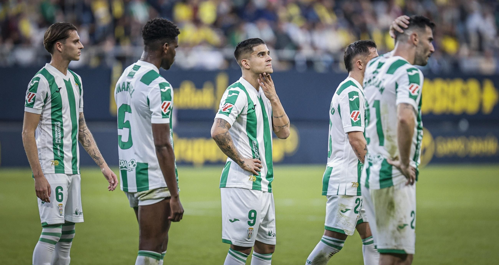 Los jugadores del Córdoba CF, cabizbajos tras su derrota en Cádiz.
