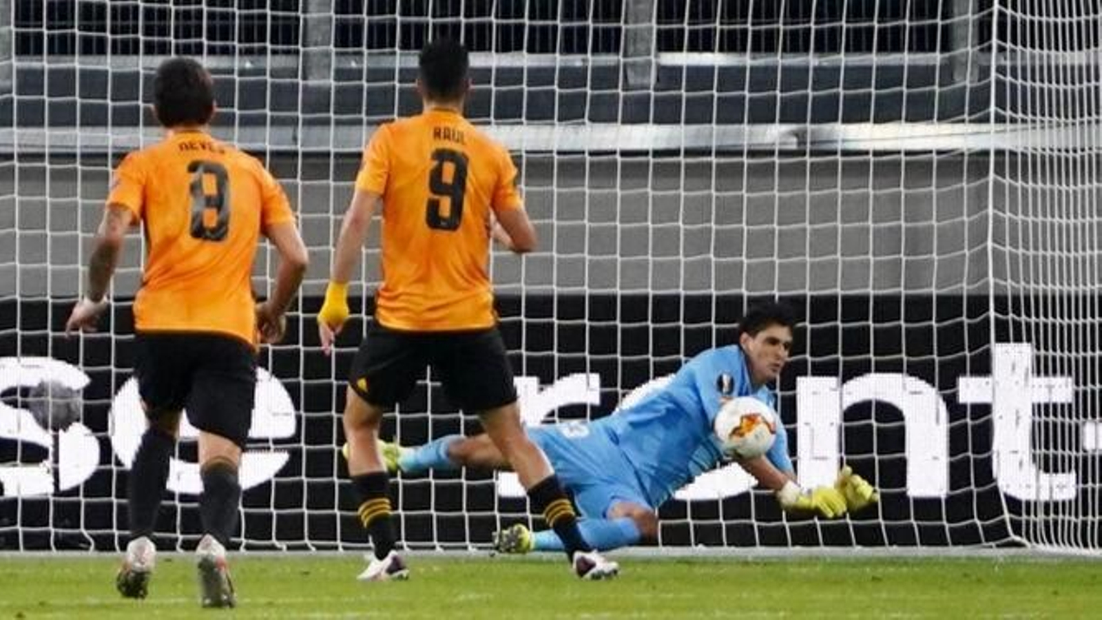 Bono detiene el penalti lanzado por Raúl Jiménez en el Wolverhampton-Sevilla.