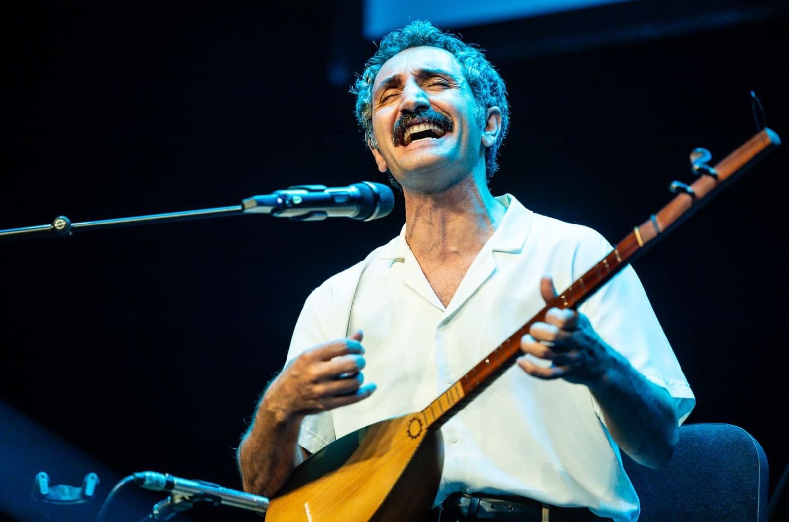 Ali Doğan Gönültaş durante uno de sus conciertos.