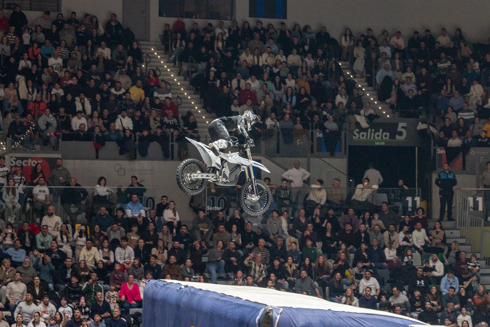En imágenes: el Olivo Arena vibra con piruetas y motor en estado puro en el Soloflow Freestyle (1)
