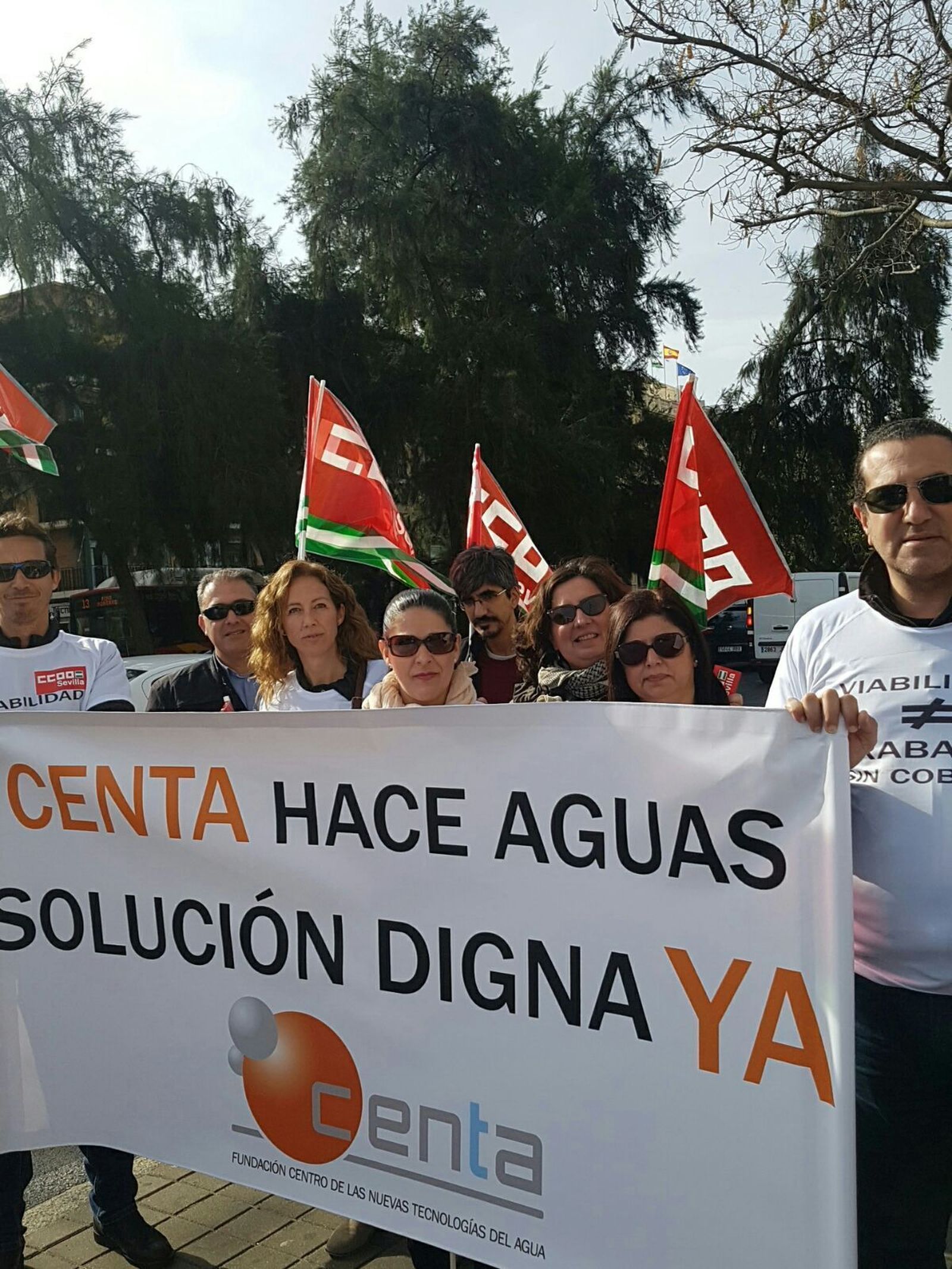 Trabajadores del Centa en una protesta ante el Parlamento andaluz.
