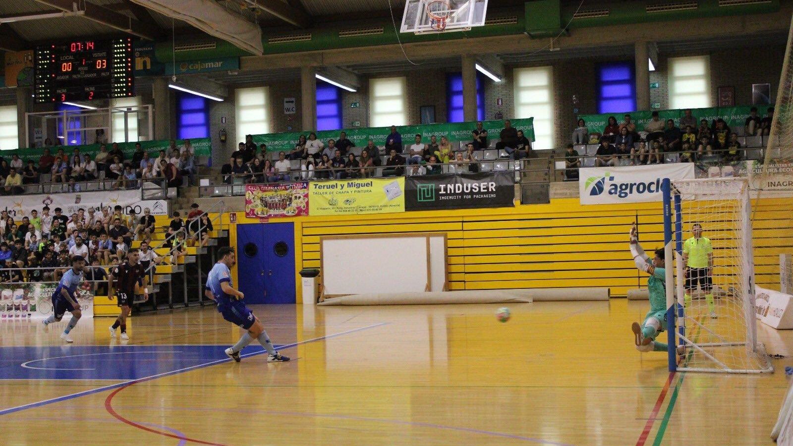 Momento en el que Juanan anota de penalti para recortar distancias.