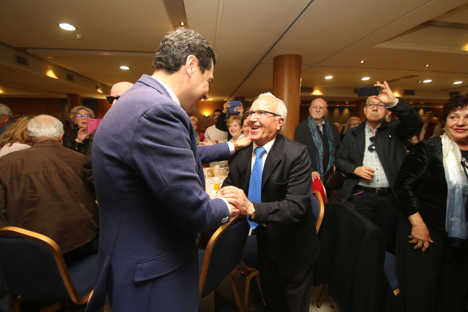 Las imágenes de la visita de Juanma Moreno a Almería