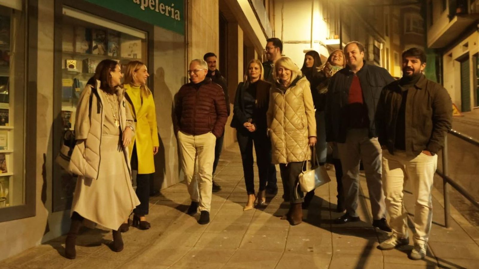 De izq. a dcha, Paula Conesa, Almudena Martínez, Jacinto Muñoz, Javier Arango, Sabina Quiles, Álvaro Márquez, Pilar Pintor, Patricia Bueno, María Solanes, Javier Vázquez y Jorge Juliá, en la noche de este martes, tras salir de la sede del PP de Algeciras.