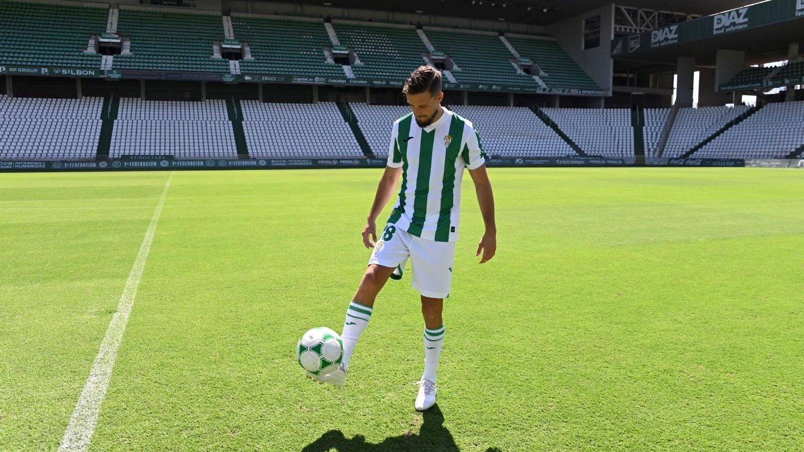 Genaro da toques al balón en su presentación como jugador del Córdoba CF.