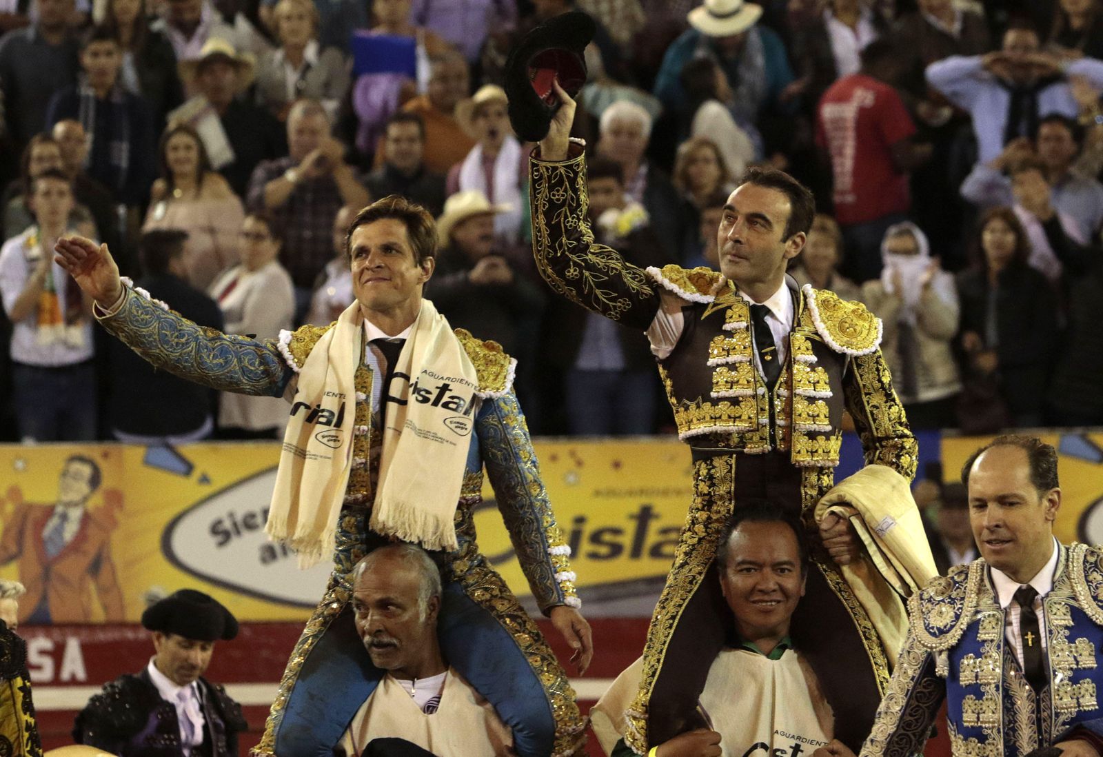 El Juli y Enrique Ponce, en su salida a hombros de la plaza de Manizales.