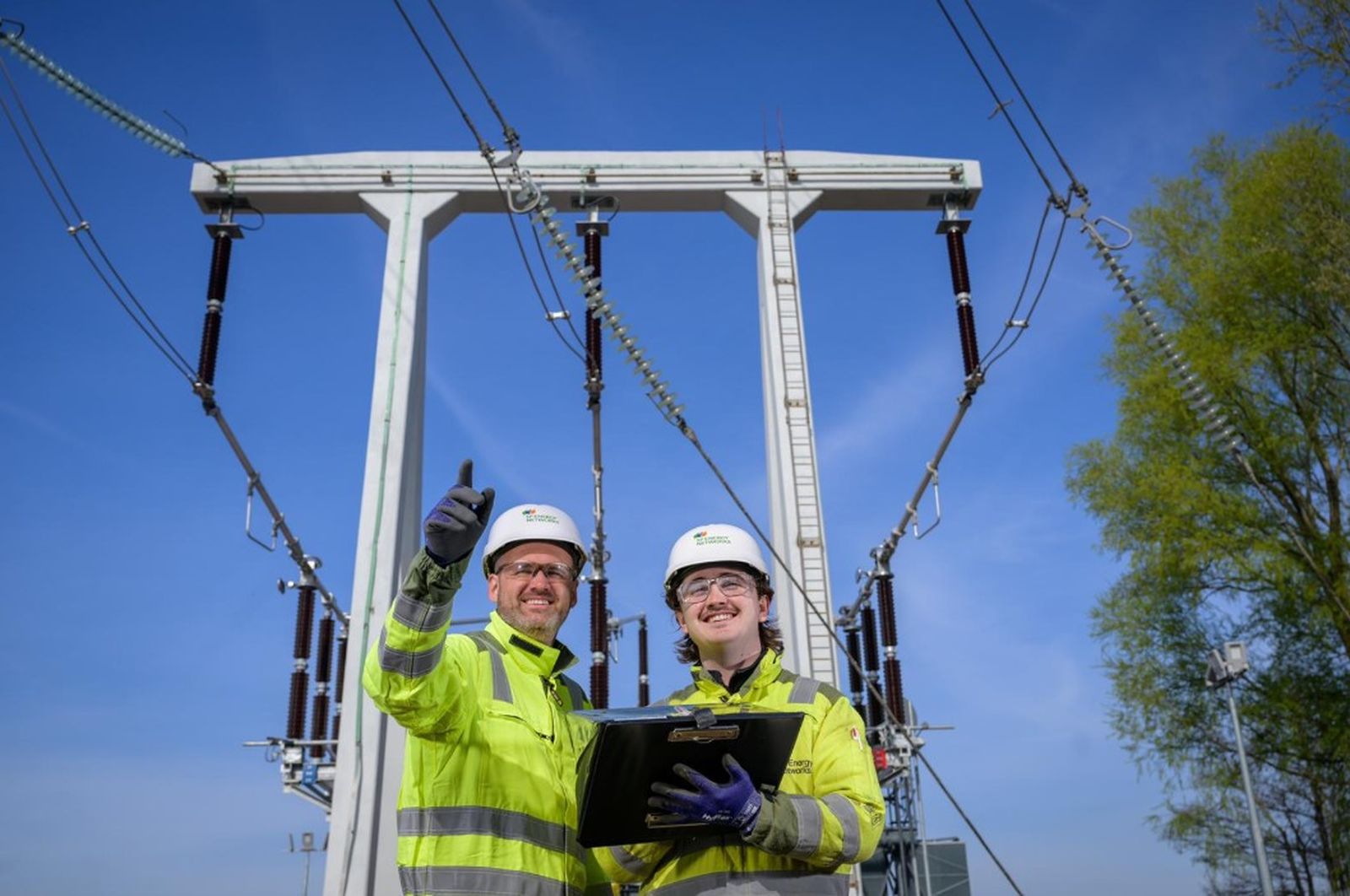 Operarios de Iberdrola junto a la red de distribución de la compañia.