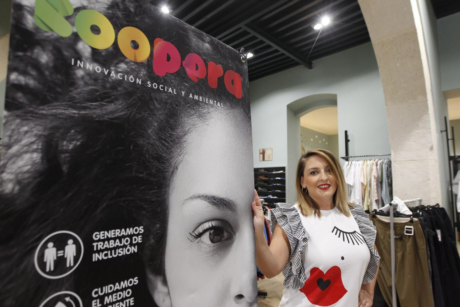 Fotogalería influencers en tienda Koopera Store Caritas Almería