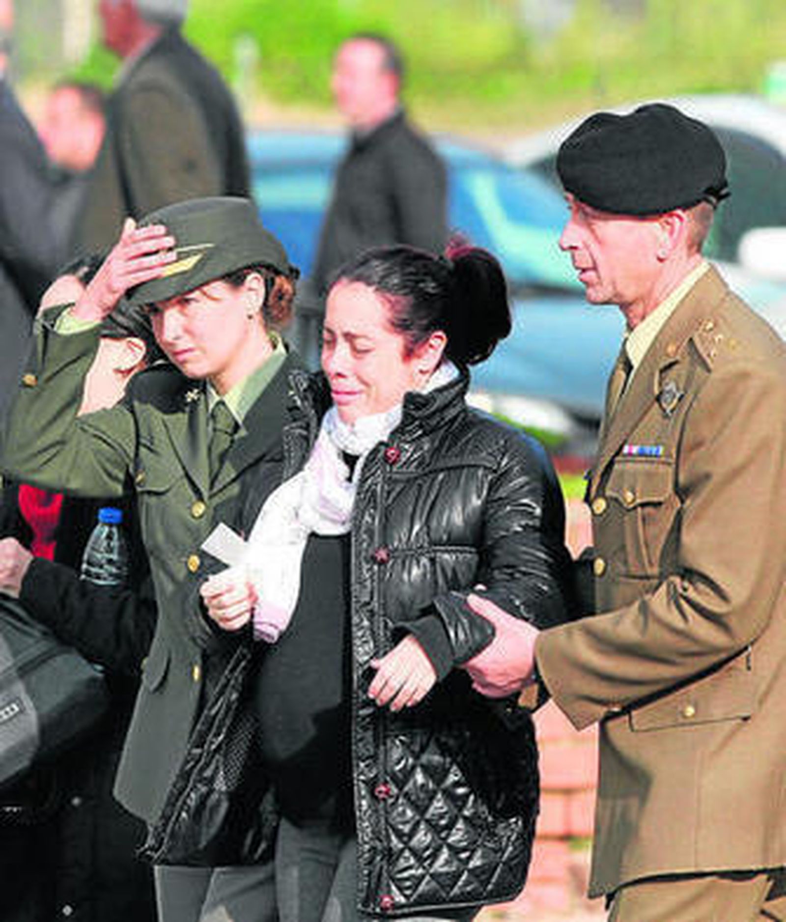 La viuda del cabo Soria, a la llegada del féretro.