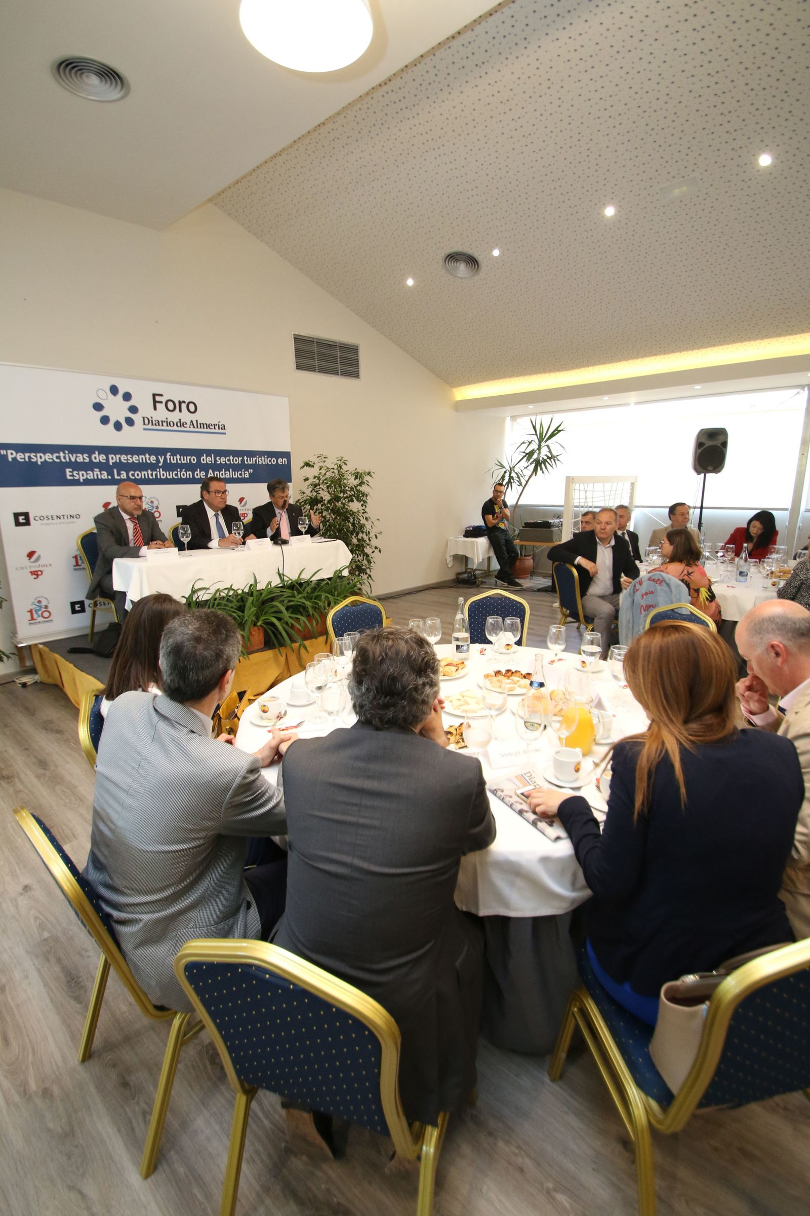 Las imágenes del Foro con el presidente de CEHAT