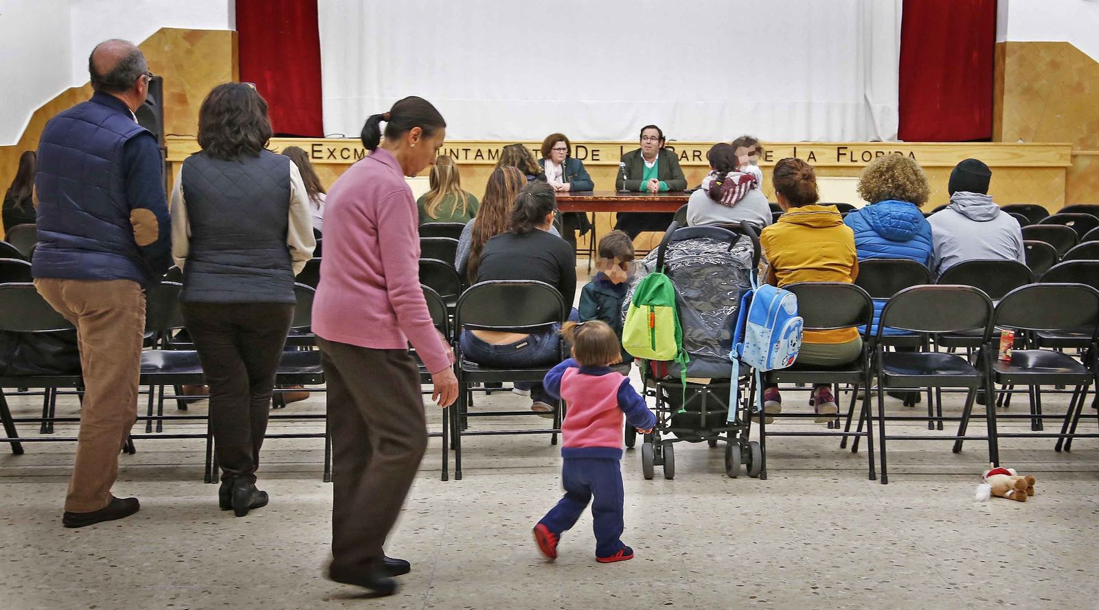 Un momento de la reunión ayer del alcalde con padres y madres de alumnos del centro infantil de La Barca.