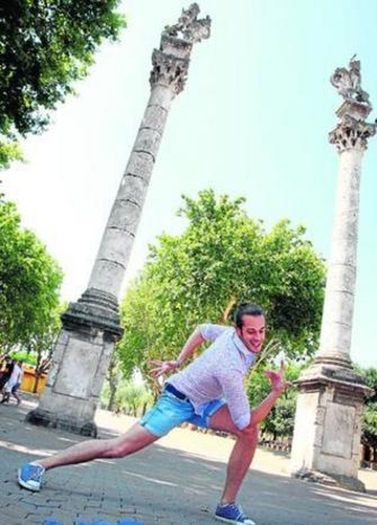 El bailarín Ángel Martínez (Coria del Río, 1986), retratado en acción, ayer en la Alameda de Hércules.