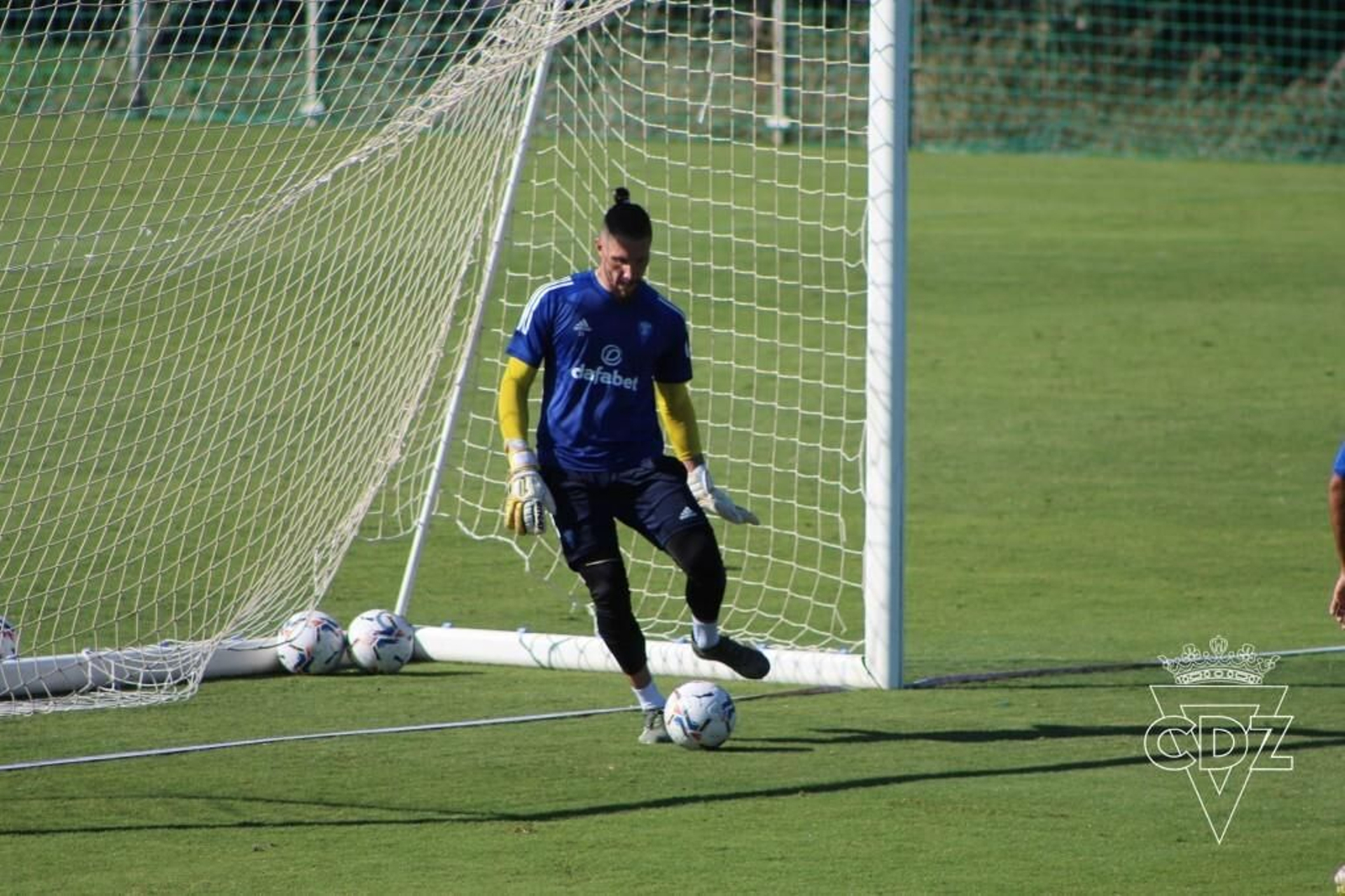 Ledesma golpea el balón en un entrenamiento.