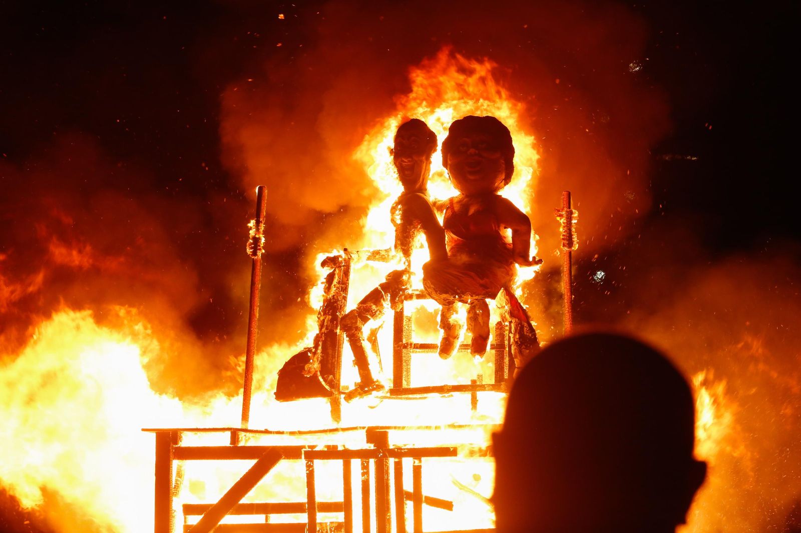 Fotos de la noche de San Juan en las playas de La Línea.