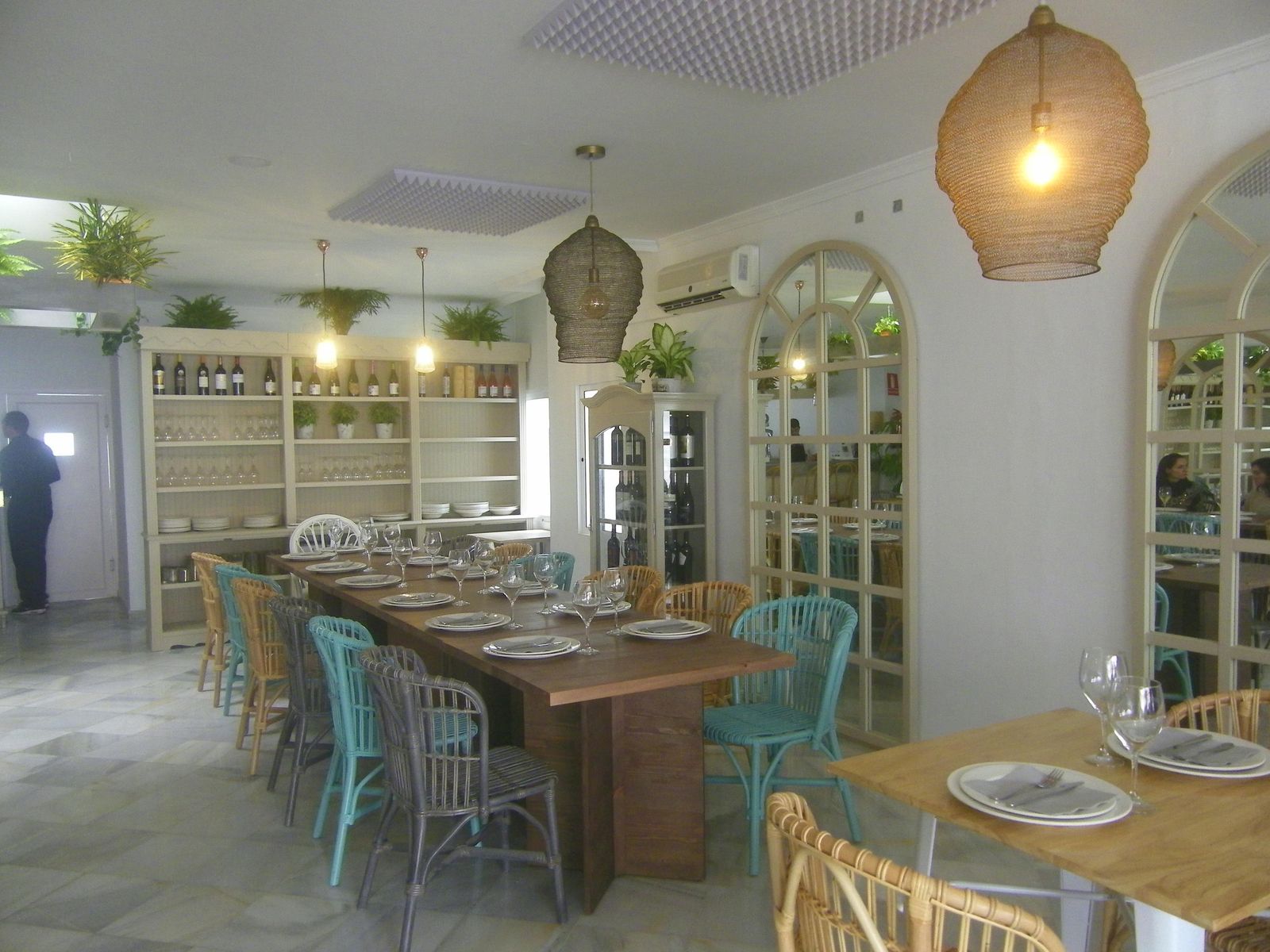 El nuevo y luminoso interior del restaurante El Veranillo.