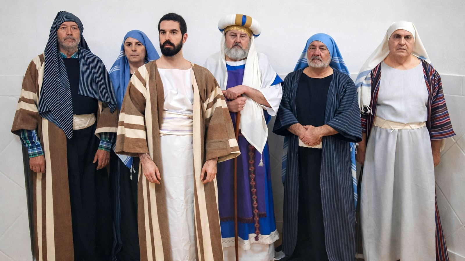 El actor Álvaro Vega en el papel de Jesucristo junto a otros miembros del elenco artístico.