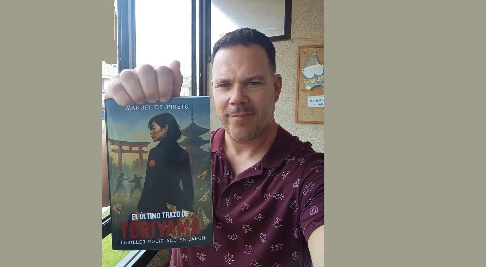 El autor posa con su nueva obra. El autor posa con su nueva obra.