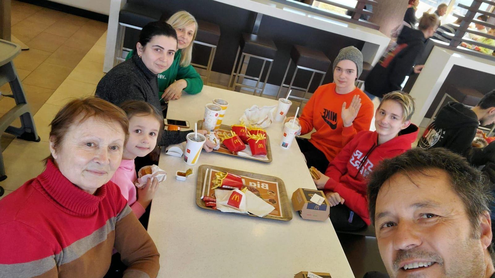 Grupo de dos familias ucranianas donde Txema, miembro del equipo, obsequió a los niños en una conocida hamburguesería.