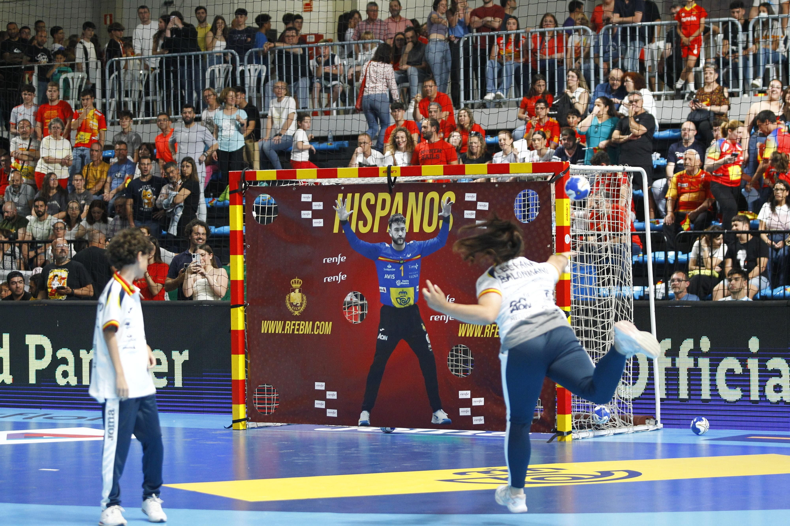 Imágenes del España-Dinamarca de la EHF Euro Cup de balonmano, en Almería