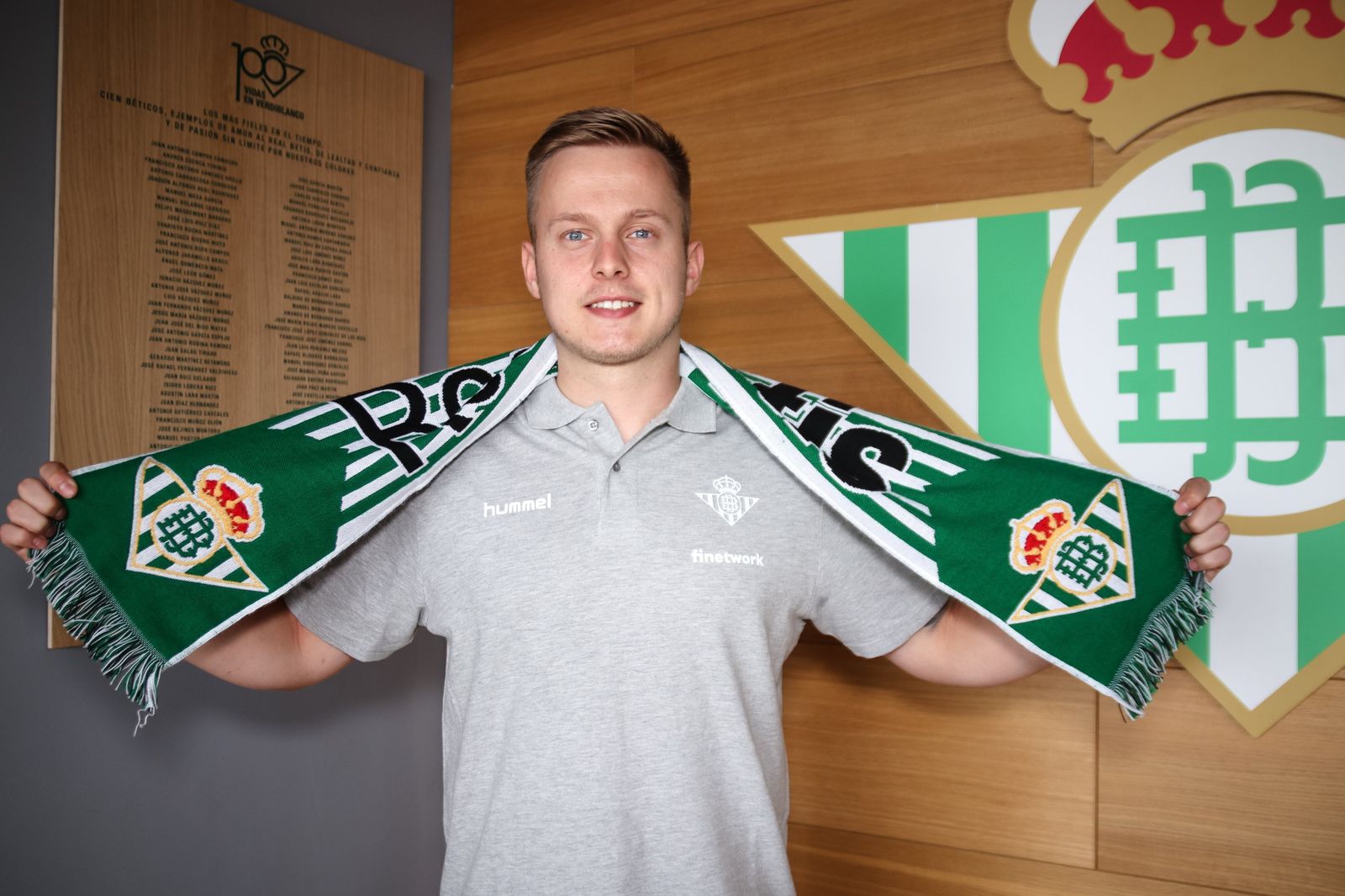 Karpiak posa con una bufanda del Betis Futsal tras su firma.