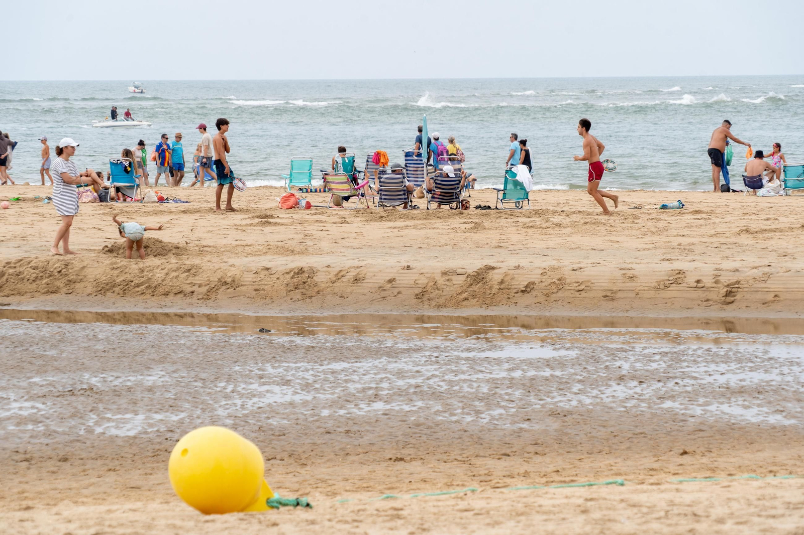 La mañana nublada en las playas de El Portíl