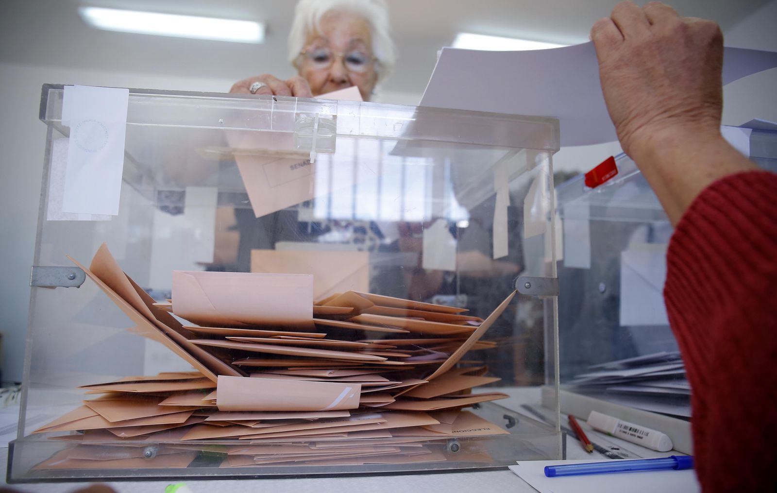 Una mujer ejerce el derecho al voto.
