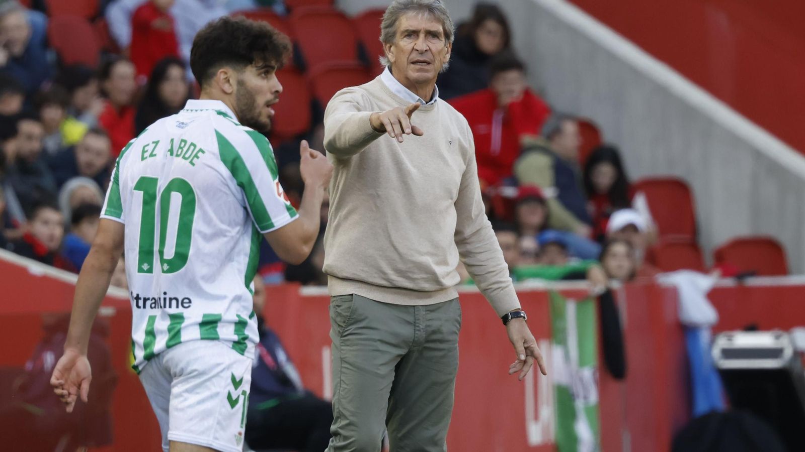 Manuel Pellegrini ordena a sus futbolistas durante el partido ante el Mallorca.