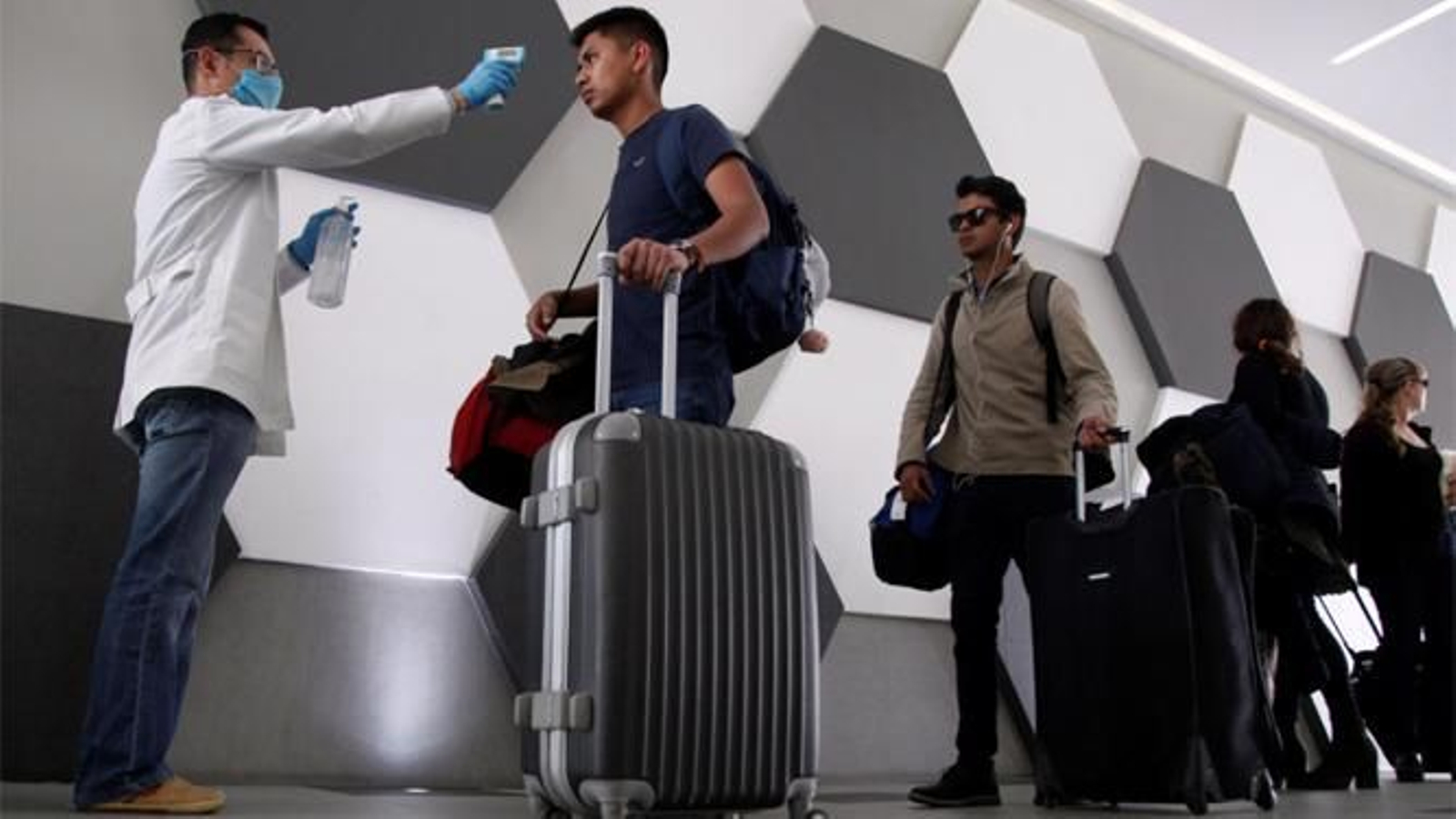 Personal sanitario revisa la temperatura de pasajeros en la central de autobuses de Tlaquepaque, en el estado de Jalisco (México).