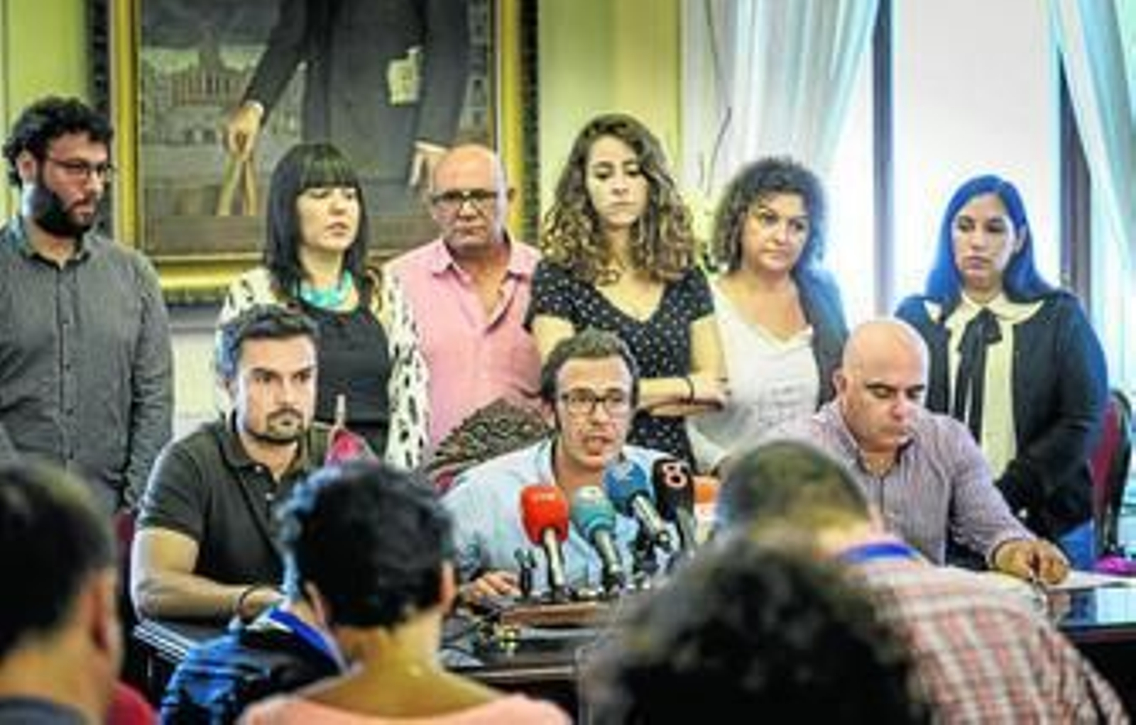 El equipo de Gobierno en pleno el día que mostró su indignación por la amenaza de retirarles la PIE.