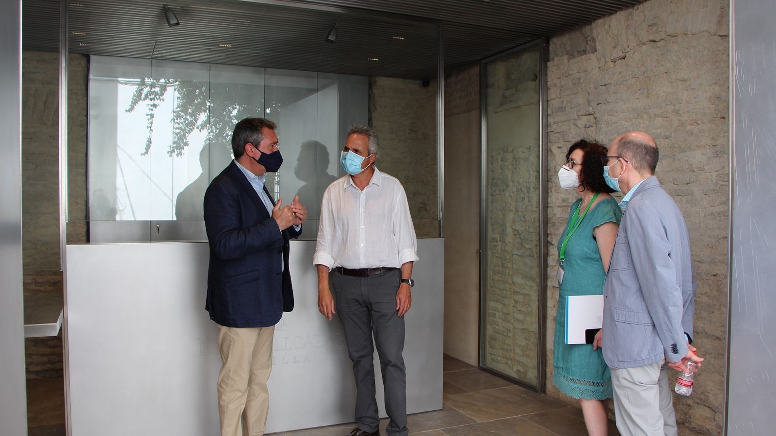 El alcalde durante la visita a las nuevas instalaciones.